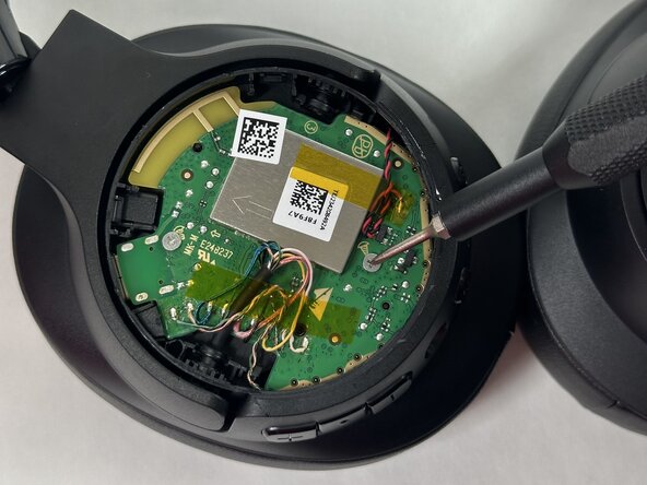 JBL Tune 760NC Partially Remove the Motherboard (No Wire Removal): crwdns2935265:02crwdnd2935265:01crwdnd2935265:02crwdne2935265:0