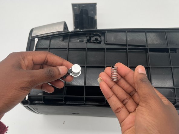 Cuisinart DGB-650 Filter Basket Door Release Button Replacement: étape 2, image 3 de 3