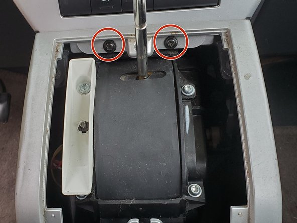 2007-2012 Jeep Patriot Shifter Bushing Replacement, Remove the Bezel: crwdns2935265:00crwdnd2935265:01crwdnd2935265:03crwdne2935265:0