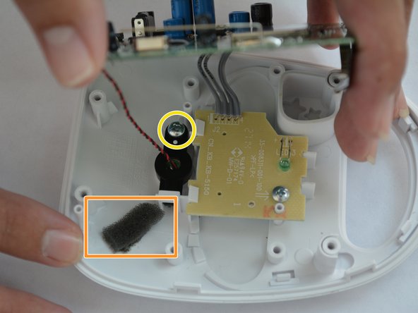 VTech Safe and Sound DM111-2  Baby Unit Motherboard replacement Guide, Disconnect the microphone: crwdns2935265:04crwdnd2935265:02crwdnd2935265:02crwdne2935265:0