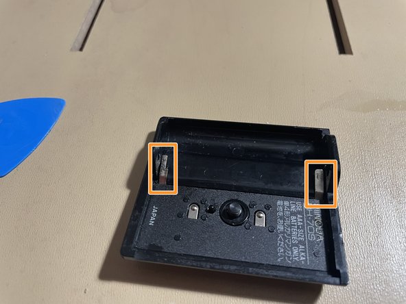 (AAA) Cleaning battery leakage (Maxxum 5000/7000), An example of a "borderline" cover: crwdns2935265:02crwdnd2935265:03crwdnd2935265:03crwdne2935265:0