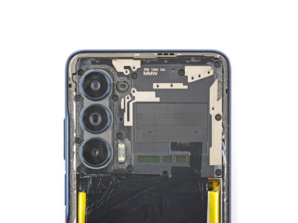 Motorola Edge 5G UW (2022) Screen Replacement, Unfasten the motherboard cover: crwdns2935265:017crwdnd2935265:02crwdnd2935265:02crwdne2935265:0