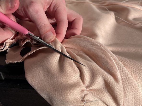 How to Take in a Dress by Hand: crwdns2935265:06crwdnd2935265:02crwdnd2935265:03crwdne2935265:0