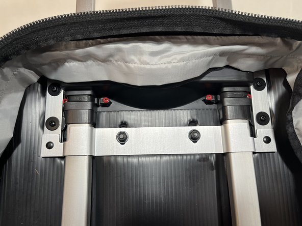 Stuck Luggage Handle Lubrication, Reinstall Plastic Clips: crwdns2935265:08crwdnd2935265:02crwdnd2935265:02crwdne2935265:0