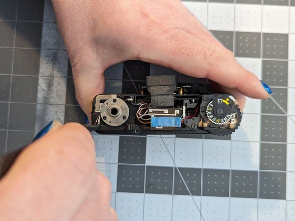 Lomo LC-A sticky shutter repair, Opening the film compartment with the winder removed: crwdns2935265:020crwdnd2935265:02crwdnd2935265:03crwdne2935265:0