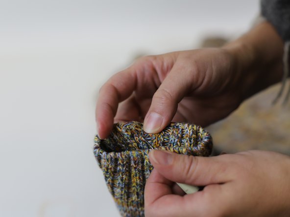 How to Fix a Running Loop on a Knitted Garment, Secure the loop: crwdns2935265:02crwdnd2935265:02crwdnd2935265:03crwdne2935265:0