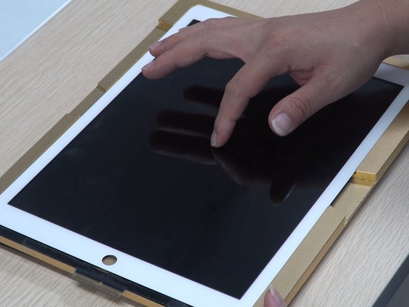 How To Replace iPad Broken Glass With CEO-2+ OCA Lamination Machine?, iPad LCD Laminating: 步骤 3 中的图像 2，2