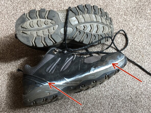 Repair walking boots/ shoes/ trainers with detached sole, Apply silicone rubber between sole and upper: crwdns2935265:01crwdnd2935265:02crwdnd2935265:03crwdne2935265:0