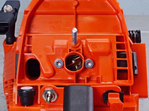 Echo Chain Saw CS590 2019 Carburetor Replacement, Unfasten the carburetor cover: crwdns2935265:015crwdnd2935265:02crwdnd2935265:02crwdne2935265:0