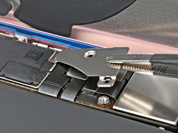 iPhone 15 Battery Replacement, Place the lower connector cover: stap 50, afbeelding 2 van 3