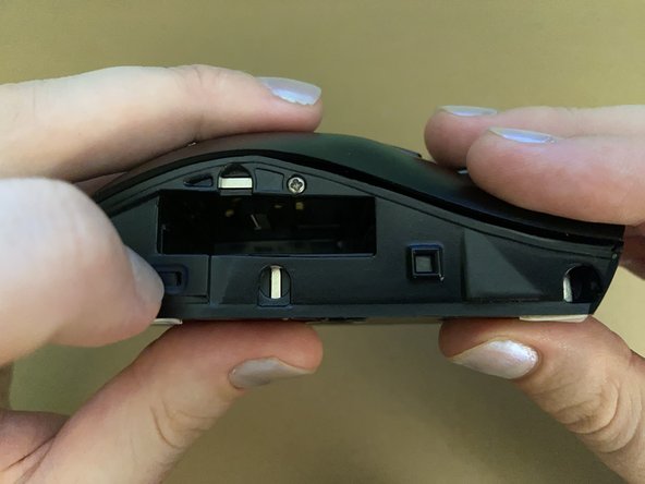 Razer Naga Epic Mouse Initial Disassembly, Remove battery: crwdns2935265:03crwdnd2935265:02crwdnd2935265:02crwdne2935265:0