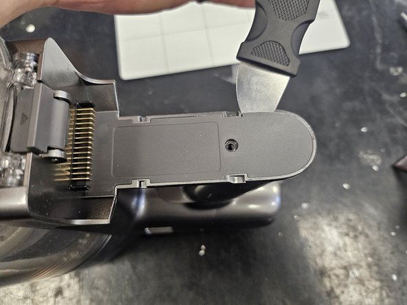 Dreame T30: Teardown, Remove the bottom lid.: crwdns2935265:02crwdnd2935265:02crwdnd2935265:03crwdne2935265:0