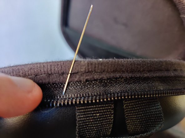 Bose QuietComfort 35 Case Zipper Replacement, Cutting the thread: crwdns2935265:06crwdnd2935265:02crwdnd2935265:03crwdne2935265:0