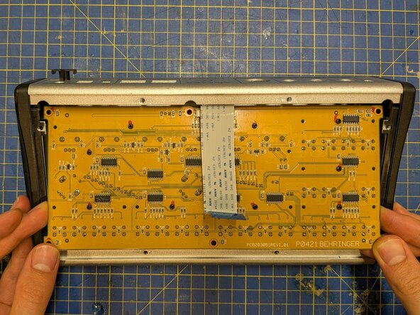 Behringer Powerplay P16-M button and controls board removal, Remove the board: passo 6, immagine 2 di 3