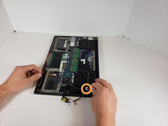 Dell XPS 15 9560 タッチパッドの交換: 手順 13、 2の画像 2