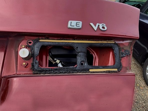 1999 Toyota Camry LE Rear Right Trunk Light Housing Replacement: stap 0, afbeelding 2 van 3