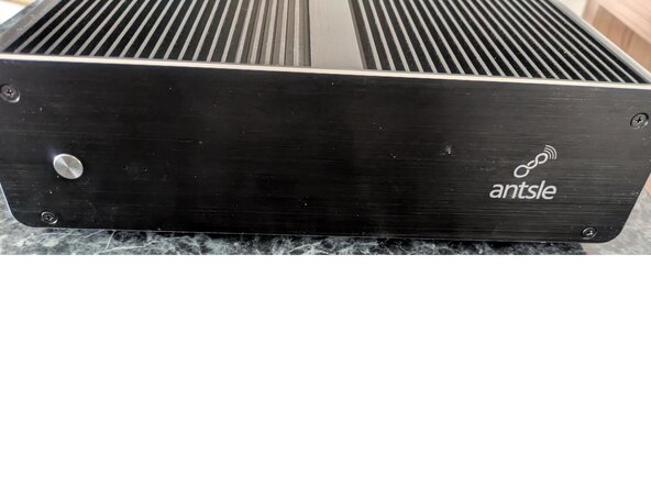 Disassembling Antsle One D Server, Remove Front Plate: 手順 1、 3の画像 2