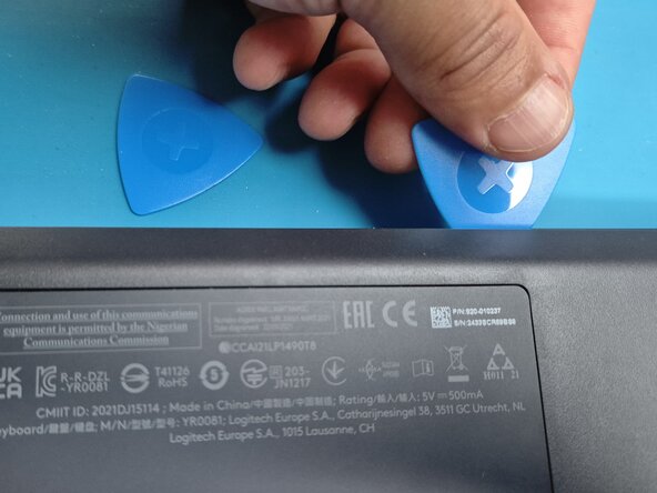 Logitech MX Mechanical Mini Hot Swappable Switches Replacement, Open the keyboard: passo 2, immagine 2 di 2