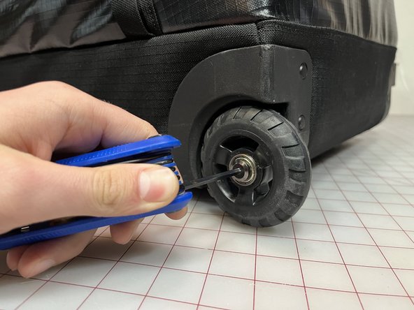 Wheel Replacement on a Patagonia Black Hole® Wheeled Duffel, Reassemble Wheel & Axle: Schritt 6, Bild 3 von 3
