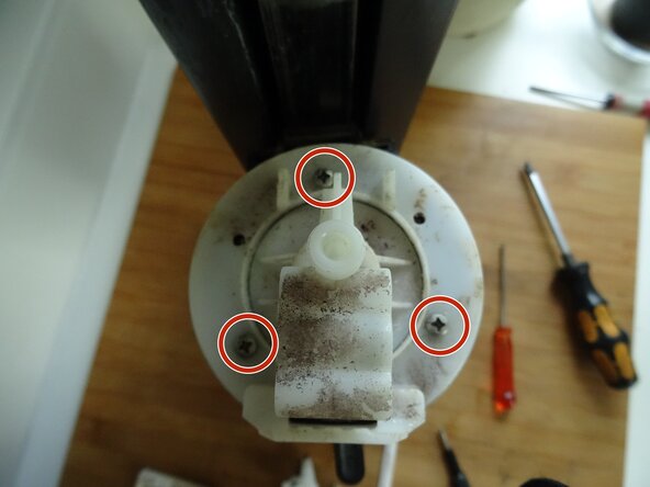 Sodastream Crystal öffnen und reinigen, Abdeckung entfernen: crwdns2935265:00crwdnd2935265:01crwdnd2935265:02crwdne2935265:0