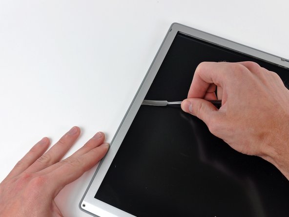 PowerBook G4 Aluminum 17" 1-1.67 GHz Front Display Bezel Replacement: passo 48, immagine 3 di 3