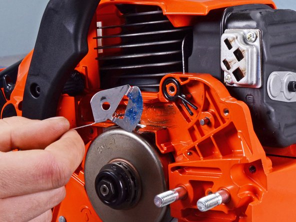 Echo Chain Saw CS4910 2020 Oiler System Replacement, Remove the retaining plate: crwdns2935265:020crwdnd2935265:03crwdnd2935265:03crwdne2935265:0