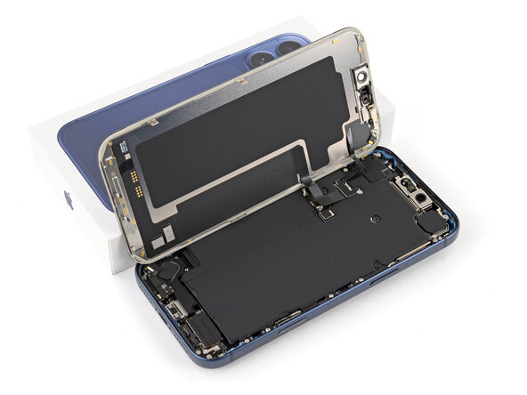 iPhone 17 Pro Max Screen Replacement, Prop up the screen: crwdns2935265:018crwdnd2935265:03crwdnd2935265:03crwdne2935265:0