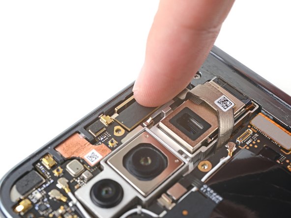 How to Apply New 5G mmWave Antenna Adhesive in Your Google Pixel Fold, Secure the antenna: Schritt 3, Bild 3 von 3