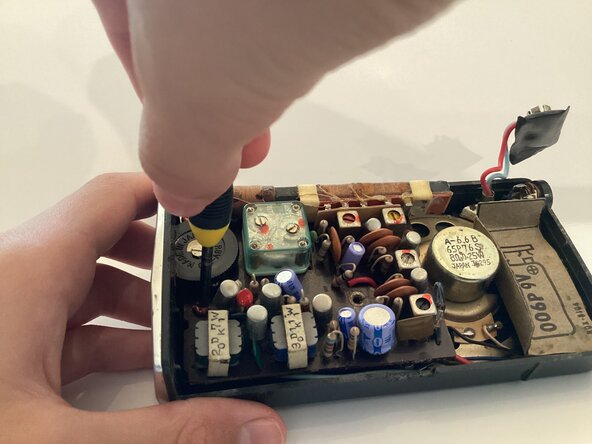 Panasonic R-1159 AM radio Teardown: crwdns2935265:04crwdnd2935265:02crwdnd2935265:03crwdne2935265:0