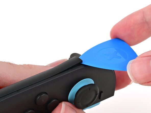 Joy-Con 2 (Left) Battery Replacement, Insert an opening pick: crwdns2935265:02crwdnd2935265:02crwdnd2935265:02crwdne2935265:0