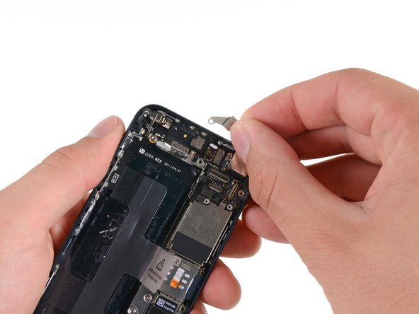 Замена задней части корпуса iPhone 5: crwdns2935265:020crwdnd2935265:02crwdnd2935265:02crwdne2935265:0