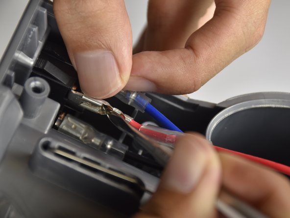 Shark Navigator Lift-Away Deluxe NV360 Power Button Replacement: crwdns2935265:017crwdnd2935265:02crwdnd2935265:03crwdne2935265:0