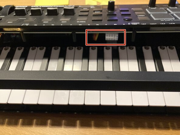 M-Audio Oxygen Pro Mini Keyboard-Tasten reinigen, Gehäuse Öffnen: Schritt 2, Bild 2 von 2
