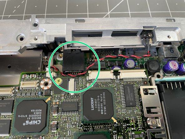 PowerBook 2400c Disassembly, Remove top metal frame: passo 11, immagine 2 di 2