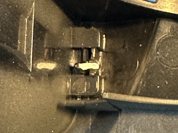 Canon Binocular 10x30 IS Battery cover Replacement, Replacing the battery cover: crwdns2935265:03crwdnd2935265:01crwdnd2935265:01crwdne2935265:0