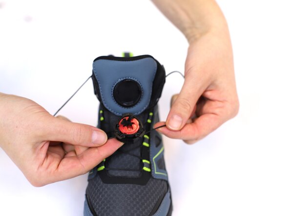 How to Replace a Dial-Lace System in a Hiking Boot, Align the lace with the dial: crwdns2935265:020crwdnd2935265:03crwdnd2935265:03crwdne2935265:0