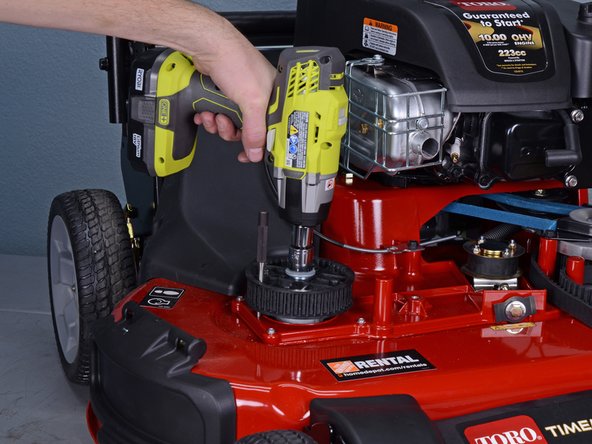 Toro Walk Behind Mowers 21199HD 2018 Left Spindle Replacement, Remove the sprocket bolt: crwdns2935265:015crwdnd2935265:02crwdnd2935265:03crwdne2935265:0