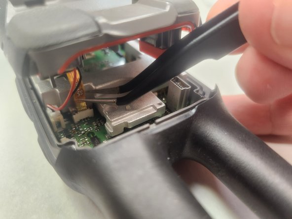 Garmin Rino 650 Screen Replacement, Disconnect the Ribbon Cable: crwdns2935265:05crwdnd2935265:03crwdnd2935265:03crwdne2935265:0