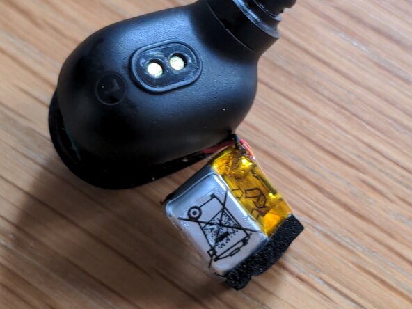 Redmi AirDots: Earbud Battery Replacement, Desolder the old battery: crwdns2935265:02crwdnd2935265:02crwdnd2935265:02crwdne2935265:0