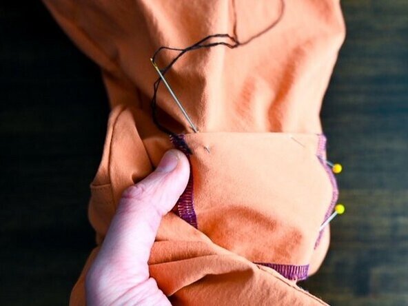 Whip Stitch on a Patch, Start the stitch: crwdns2935265:06crwdnd2935265:02crwdnd2935265:03crwdne2935265:0