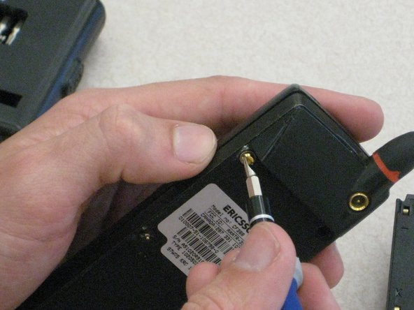 Disassembling Ericsson CF 388 LCD Display Screen: crwdns2935265:03crwdnd2935265:03crwdnd2935265:03crwdne2935265:0