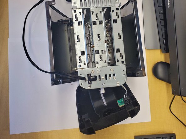 Toaster Teardown, slide out back and front plastic covers: crwdns2935265:04crwdnd2935265:02crwdnd2935265:02crwdne2935265:0