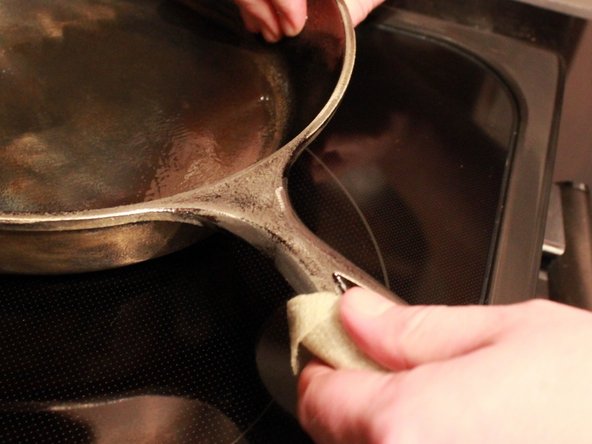 How to Strip and Recoat a Cast Iron Skillet: crwdns2935265:05crwdnd2935265:02crwdnd2935265:02crwdne2935265:0