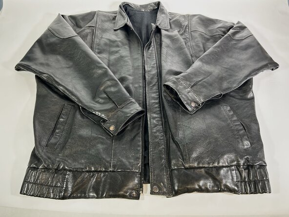 How to Repair a Leather Jacket Pocket, How to Repair a Leather Jacket Pocket: passo 1, immagine 2 di 3