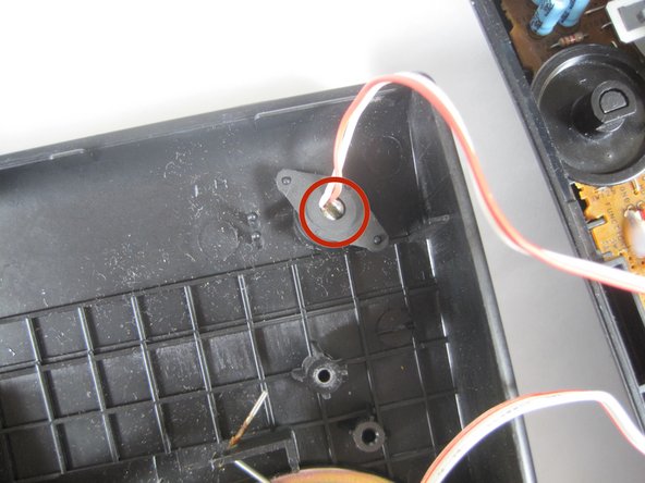 Sony TCM-919 Cassette-Corder Microphone Replacement, Desolder Microphone Wires: crwdns2935265:03crwdnd2935265:02crwdnd2935265:02crwdne2935265:0