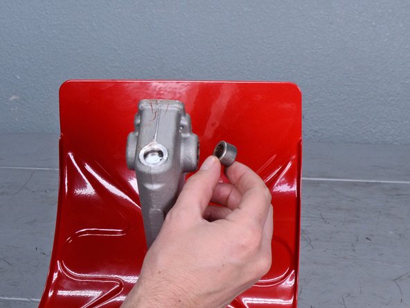 Mantis Tiller 7940 (2017) Tine Shaft Roller Bearings Replacement, Remove the right-hand tine shaft roller bearing: crwdns2935265:021crwdnd2935265:02crwdnd2935265:03crwdne2935265:0