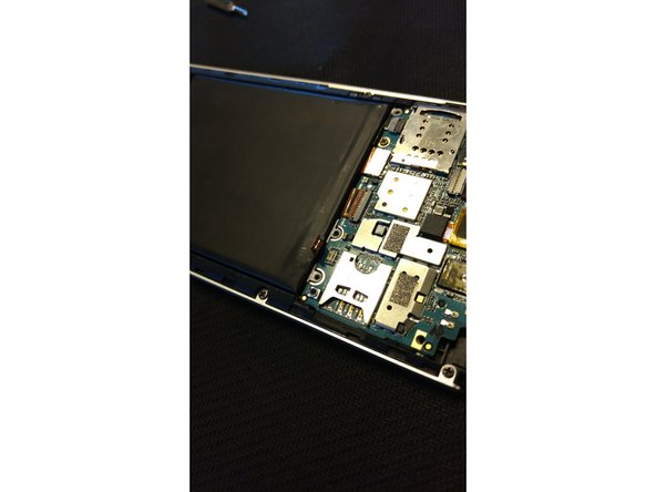BLU Life One (2015) Teardown, Battery removal: crwdns2935265:05crwdnd2935265:03crwdnd2935265:03crwdne2935265:0