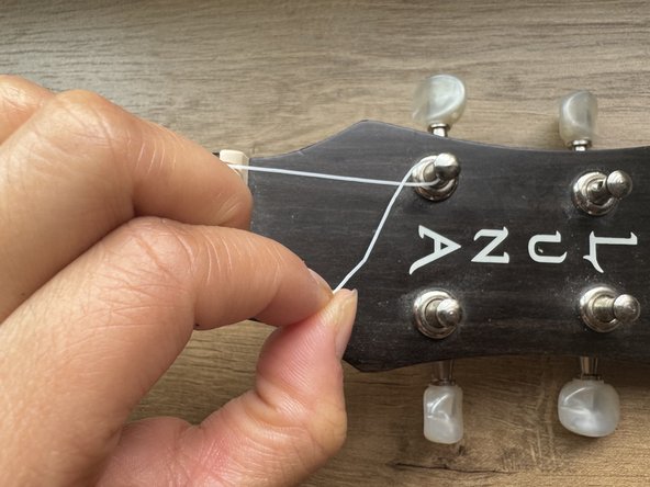 How to Change Ukulele Strings For Left Handed Players: crwdns2935265:04crwdnd2935265:02crwdnd2935265:03crwdne2935265:0