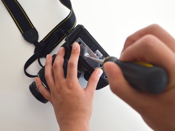 Nikon D5100 Battery Door Replacement: crwdns2935265:03crwdnd2935265:03crwdnd2935265:03crwdne2935265:0