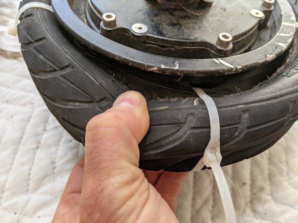 Gotway Begode Mten3 Tire or Inner Tube Replacement, Remove the tire (zip tie method): crwdns2935265:011crwdnd2935265:02crwdnd2935265:03crwdne2935265:0